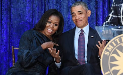 Michelle y Barack Obama después de que sus retratos se desvelaran en la Galería Nacional de Retratos Smithsonian, en Washington, en febrero de 2018.