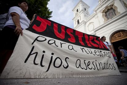 La desaparición y probable asesinato de 43 estudiantes de magisterio en Iguala el pasado 26 de septiembre ha desencadenado una oleada de furia de sus compañeros y familiares que exigen justicia por las calles de Chilpancingo, capital del Estado de Guerrero.