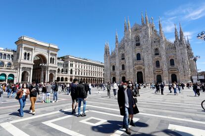 Paseantes en el centro de Milán, cerca de la catedral de la ciudad italiana, el pasado día 2.
