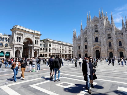 Paseantes en el centro de Milán, cerca de la catedral de la ciudad italiana, el pasado día 2.