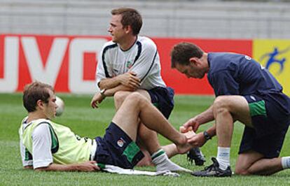 Jason McAteer es atendido por un fisioterapeuta.