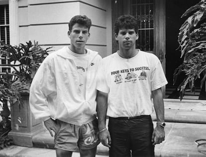 Erik (a la izquierda) y Lyle (derecha) Menéndez, frente a su casa de Beverly Hills, en noviembre de 1989.