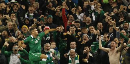 Otro que marcó un doblete es Jonathan Walters. Así celebraron los hinchas de Irlanda del Norte su clasificación para la Eurocopa de Francia.