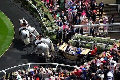 El evento del año pasado quedó marcado por ser el primero de Carlos III como rey y Camila reina. Ambos pudieron ver cómo su caballo 'Desert Hero' ganaba una de las carreras, algo que vivió en una veintena de ocasiones la fallecida reina Isabel, una enamorada confesa de los caballos.