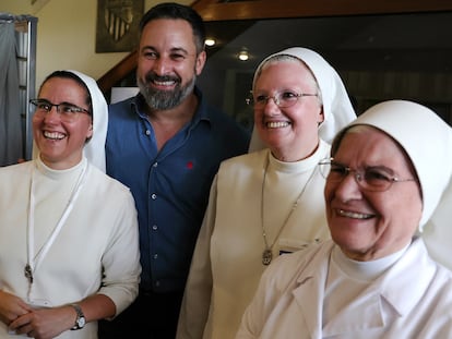 El líder de Vox, Santiago Abascal, se fotografía con unas monjas en el colegio Cristo Rey, donde ha ejercido su derecho al voto este domingo.