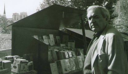 Luis Loayza junto a las librerías de la ribera del Sena, en París, en 2004.