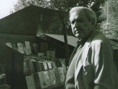 Luis Loayza junto a las librer&iacute;as de la ribera del Sena, en Par&iacute;s, en 2004.