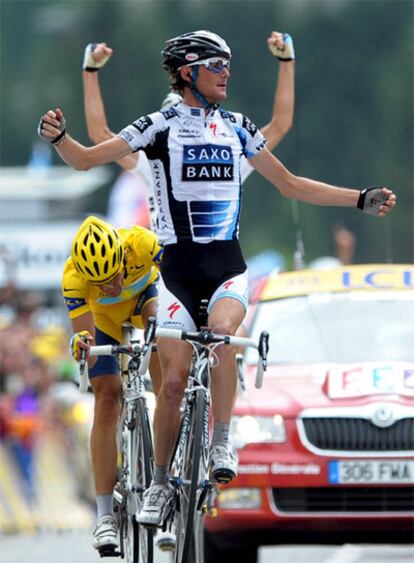 Frank Schleck, con su hermano detrás, celebra su victoria con Alberto Contador a su rueda.