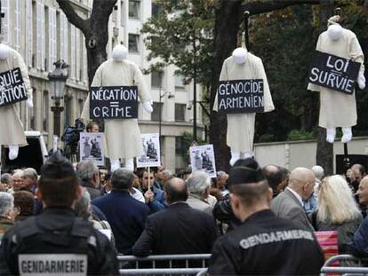 Manifestación de armenios en París mientras se debatía la ley para considerar delito la negación del genocidio de su pueblo por los turcos.