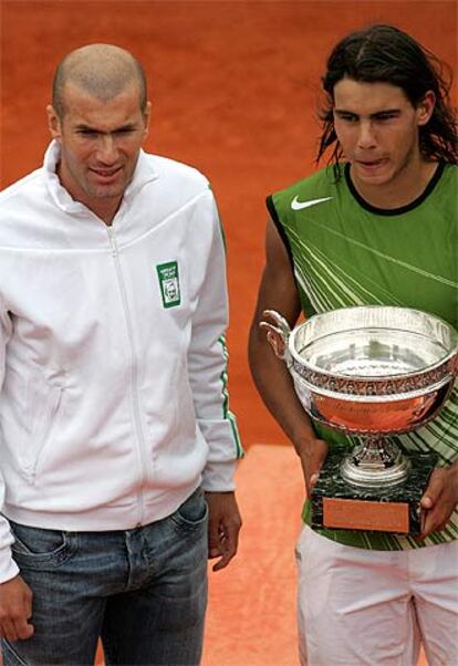 Nadal, junto a Zinedine Zidane, con la copa de Roland Garros.