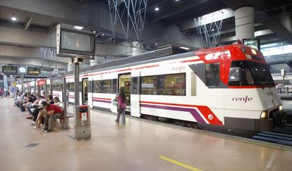 Tren de Cercanías de Renfe en la estación madrileña de Atocha.