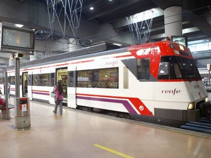 Tren de Cercanías de Renfe en la estación madrileña de Atocha.