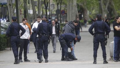 Cacheos policiales en los alrededores del Congreso momentos antes de la marcha 25-4 'Asalta el Congreso'.