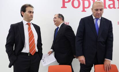 Ángel Ron (c), presidentes del Banco Popular, durante la presentación de los resultados.