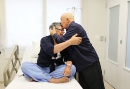 Lula besa a Fernando Lugo en la clínica brasileña en la que los dos se trataron por sus cánceres.