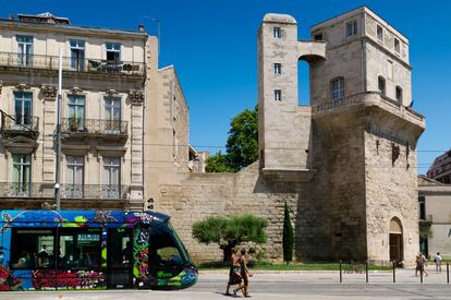 Uno de los coloridos tranvías de la ciudad francesa pasa frente a la Torre de la Babote, construida en el siglo XII. 