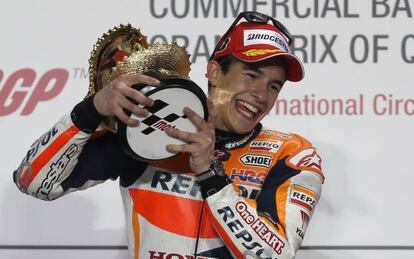 Marc M&aacute;rquez celebra su victoria en la carrera inaugural del mundial de MotoGP, en Catar.