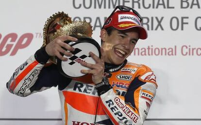 Marc Márquez celebra su victoria en la carrera inaugural del mundial de MotoGP, en Catar.