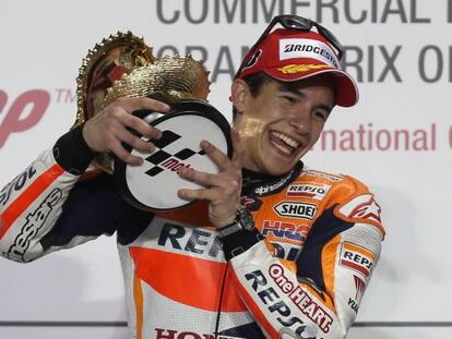 Marc M&aacute;rquez celebra su victoria en la carrera inaugural del mundial de MotoGP, en Catar.