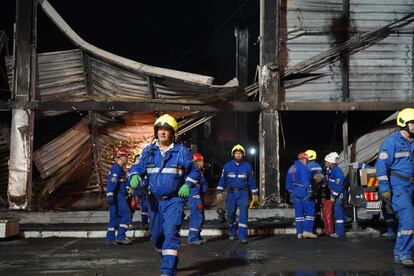 Los servicios estatales de emergencia ucranios trabajan en los escombros del centro comercial un día después de que fuera alcanzado por unos misiles rusos. Catarina Jolod, cuya casa está a unos 10 minutos andando del centro comercial atacado, asegura a EL PAÍS que “Estaba en casa lavando los platos cuando oí una explosión tremenda. Fue todo muy rápido."