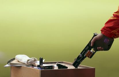 The ammunition and gun of the Chinese athlete Zhang Jian.