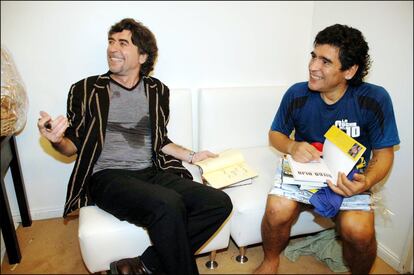 Sabina y Maradona, en 2006, durante la grabación del programa 'La noche en 10' en Buenos Aires.