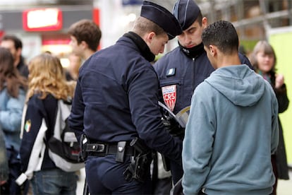 La protesta más importante, de nuevo, está siendo la de París, que se celebra con la ciudad en estado de alerta. Interior ha movilizado unos 4.000 agentes para velar por la seguridad y evitar que se repitan los graves altercados del día 18, con cientos de detenidos y decenas de heridos, además de graves destrozos. Sarkozy ha pedido a las fuerzas del orden que detengan al máximo número posible de reventadores y que protejan a los manifestantes. También les ha instado a mantener la "sangre fría".