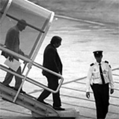 Javier de la Rosa, al descender del avión en el que se trasladó de Madrid a Barcelona poco antes de ingresar en prisión