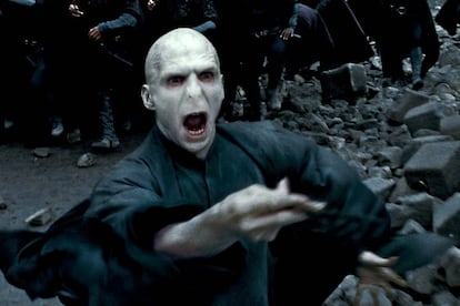 Transtorno de personalidade antissocial. Como o mau da ficção, mente, rouba, mata e basicamente desafia qualquer norma social e comportamental, violando os direitos dos outros em favor dos próprios. Um padrão que começa, como no caso de Voldemort, na infância ou na puberdade e se torna crônico na idade adulta. Enfim ... o que se pode esperar de alguém que foi amamentado por uma cobra? "Como em todo transtorno, há uma complexa interação de fatores biológicos, psicológicos e sociais, mas, do meu ponto de vista, não se pode compreender um transtorno desses sem compreender, em muitos casos, de onde veio essa pessoa, de que família altamente disfuncional ou entorno desestruturado", diz Mendes. "São muitas vezes indivíduos que tiveram pais hostis que interagiam com eles através de abuso ou maus tratos. Eu entendo que nunca devemos desistir de alguém e que, em princípio, toda pessoa pode ser o resultado de suas circunstâncias e pode mudar. Em muitos casos, o comportamento antissocial é o resultado da própria sociedade hostil que o fomenta.” No curto prazo, é tratado com terapia cognitivo-comportamental, estabilizadores do humor e antidepressivos, mas não para aquele que não apresentem evidências de que algum tratamento resultará em melhoria a longo prazo, de acordo com um manual de psiquiatria escrito por especialistas da Escola de Medicina de Harvard e do Instituto McLean (EE UU).