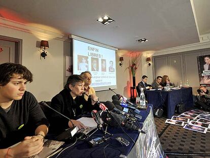 El hijo de Ingrid Betancourt, Lorenzo Delloye (izquierda), escucha a la congresista Consuelo González, en una rueda de prensa ayer en París.