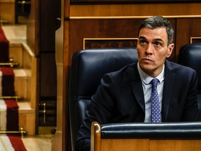 El presidente del Gobierno, Pedro Sánchez, sigue la votación en el Congreso desde su escaño este miércoles.