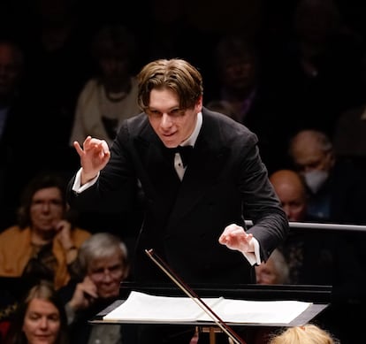 El director Klaus Mäkelä durante su concierto al frente la Filarmónica de Oslo, el pasado jueves en el Konserthus