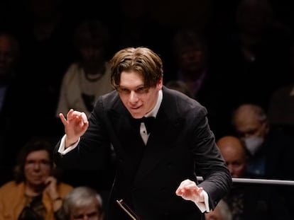 El director Klaus Mäkelä durante su concierto al frente la Filarmónica de Oslo, el pasado jueves en el Konserthus
