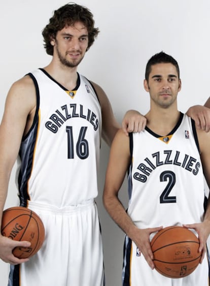 Pau Gasol y Juan Carlos Navarro posan con la camiseta de Memphis