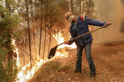 Un voluntario portugués combate el fuego en Sandinha.