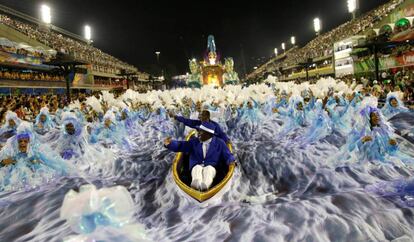 Actuación de la escuela de samba Portela. Von el azul y el blanco en su bandera, recorrerá los grandes ríos del mundo y su cultura como fuentes de agua que purifican el cuerpo, ahogan la tristeza y renuevan las fuerzas, el 28 de febrero de 2017.