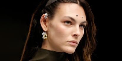 La modelo Vittoria Ceretti en el desfile de Givenchy otoño-invierno 2022.