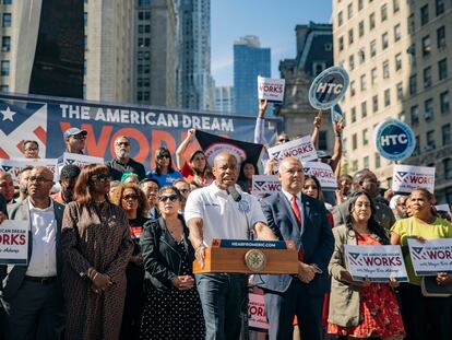 El alcalde de la ciudad de Nueva York, Eric Adams, habla durante una manifestación por las autorizaciones de trabajo para solicitantes de asilo.