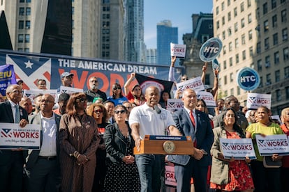 El alcalde de la ciudad de Nueva York, Eric Adams, habla durante una manifestación por las autorizaciones de trabajo para solicitantes de asilo.