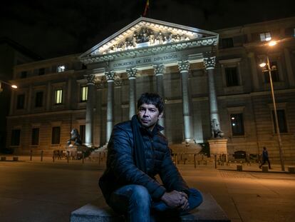 Yunior García, dramaturgo cubano, frente al Congreso de los Diputados en Madrid