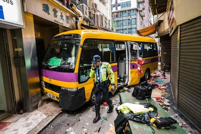 La policía investiga el accidente de un autobús escolar vacío en el distrito de North Point, en Hong Kong. El impacto del vehículo contra el pavimento de un vecindario abarrotado ha causado dos muertes y 13 heridos.