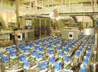 Cadena de producción de Tetra Pak para sus populares 'bricks'.