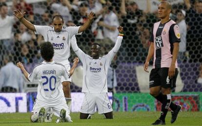 Higuaín, Emerson y Diarrá celebran la victoria ante el Espanyol (4-3) en la jornada 34 de la temporada 2006-2007 tras remontar un 1-3 en contra al descanso.