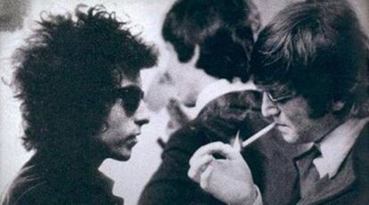 Bob Dylan y John Lennon, durante uno de sus encuentros en las giras americanas de The Beatles.