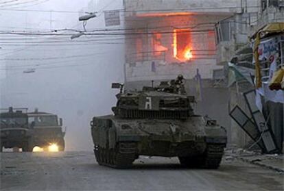 Un tanque israelí entra en la ciudad cisjordana de Nablús.