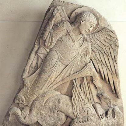 <i>San Miguel derribando el dragón,<i> relieve en piedra caliza con restos de policromía (Borgoña, primera mitad del siglo XII).