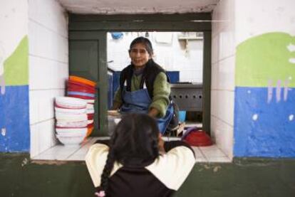 En los comedores sociales no solo se da de comer a los niños, también son espacios para mejorar sus habilidades sociales y detectar problemas intrafamiliares.