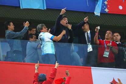 Maradona gesticula durante el partido del Mundial que enfrentó a Argentina con Nigeria, en San Petersburgo.