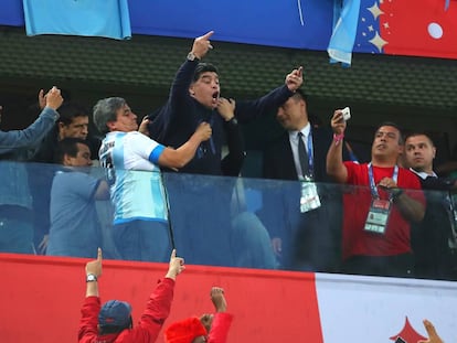 Maradona gesticula durante el partido del Mundial que enfrentó a Argentina con Nigeria, en San Petersburgo.