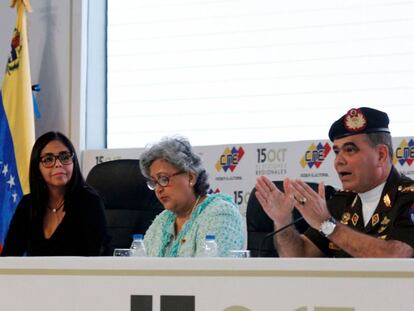 Delcy Rodriguez, la presidenta del Consejo Nacional Electoral, Tibisay Lucena, y Vladimir Padrino, este viernes en una rueda de prensa.